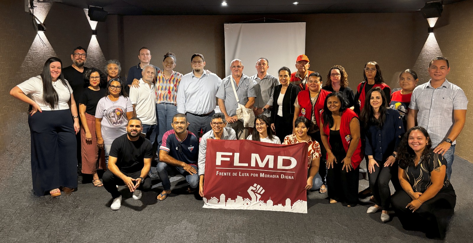 grupo de pessoas posa para a foto